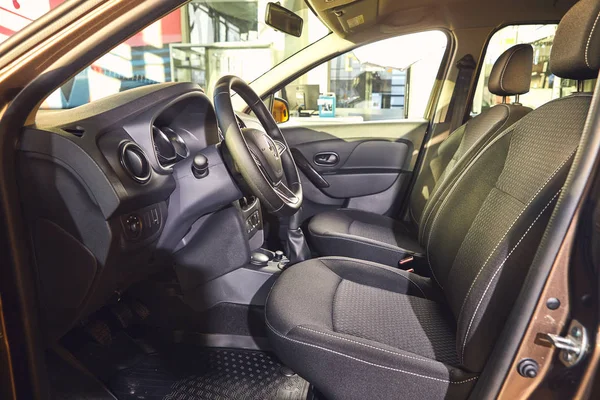 Vinnitsa, Ucrânia - 02 de abril de 2019. Renault Logan MCV - novo modelo de apresentação do carro no showroom - interior — Fotografia de Stock