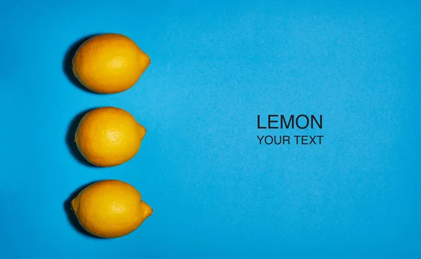 Layout criativo feito de limão no fundo azul. Deitado plano, vista superior, espaço de cópia. Conceito alimentar . — Fotografia de Stock
