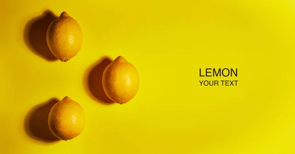Diseño creativo hecho de limón sobre fondo amarillo. Piso tendido, vista superior, espacio para copiar. Concepto alimenticio . — Foto de Stock