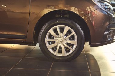 Vinnitsa, Ukrayna-Nisan 02, 2019. Renault Logan MCV-showroom yeni model araba sunumu-tekerlek