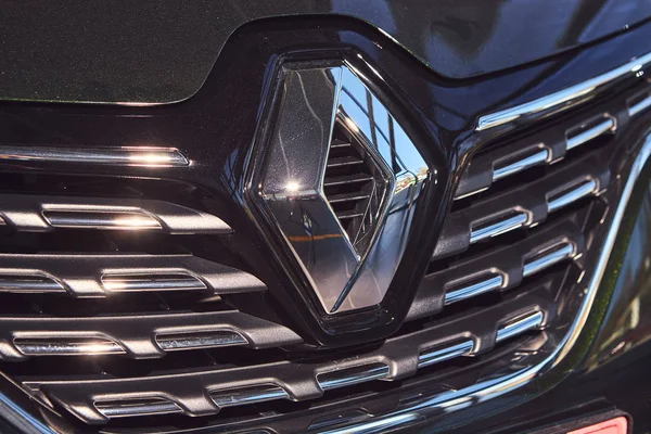 Вінниця, Україна-04 квітня, 2019. Renault Каджар-нова модель автомобіля презентація в салоні-логотип — стокове фото