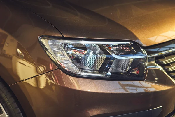 Vinnitsa, Ucrania - 02 de abril de 2019. Renault Logan MCV - nueva presentación del modelo de coche en el showroom - faro —  Fotos de Stock