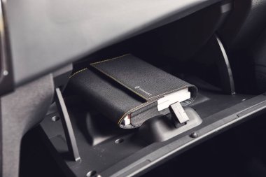 Vinnitsa, Ukrayna-Nisan 02, 2019. Renault Logan MCV-showroom yeni model araba sunumu-garanti ve servis kitabı