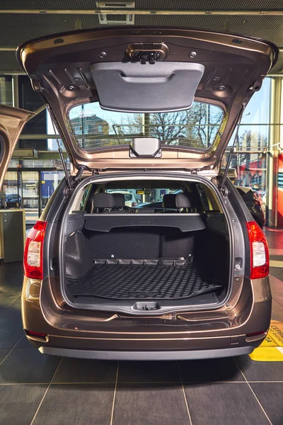 Vinnitsa, Oekraïne-02 april 2019. Renault Logan MCV-nieuwe Modelauto presentatie in showroom-trunk — Stockfoto