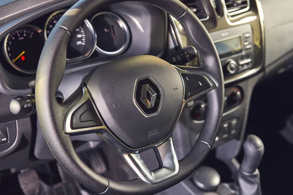 Vinnitsa, Oekraïne-02 april 2019. Renault Logan MCV-nieuwe Modelauto presentatie in showroom-stuurwiel en dashboard Bekijk — Stockfoto