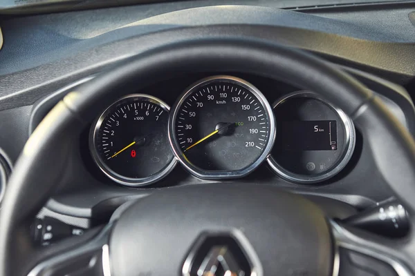 Vinnitsa, Ukraine - April 02, 2019. Renault Logan MCV - new model car presentation in showroom - steering wheel and speedometer — Stock Photo, Image