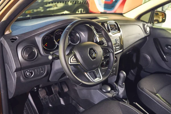 Vinnitsa, Oekraïne-02 april 2019. Renault Logan MCV-nieuwe Modelauto presentatie in showroom-stuurwiel en dashboard Bekijk — Stockfoto