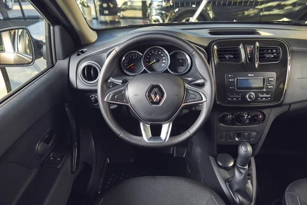 Винница, Украина - 02 апреля 2019 года. Renault Logan MCV - презентация новой модели автомобиля в салоне - рулевое колесо и приборная панель — стоковое фото