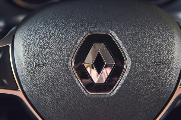 Vinnitsa, Oekraïne-april 02, 2019. Renault Logan MCV-nieuwe model auto presentatie in showroom-stuurwiel — Stockfoto