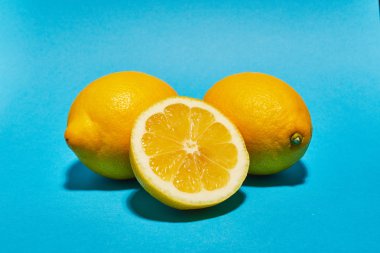 Mavi arka planda limon. Uzay boşluğu. Yiyecek konsepti.