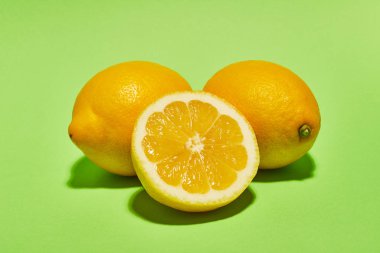 Yeşil arka planda limon. Uzay boşluğu. Yiyecek konsepti.