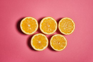 Pembe arka planda limon. Düz döşeme, üst görünüm, kopyalama alanı . Gıda konsepti.