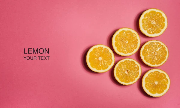 분홍색 배경에 레몬으로 만든 창조적 인 레이아웃. 플랫 레이, 상단보기, 복사 공간 . 식품 컨셉. — 스톡 사진