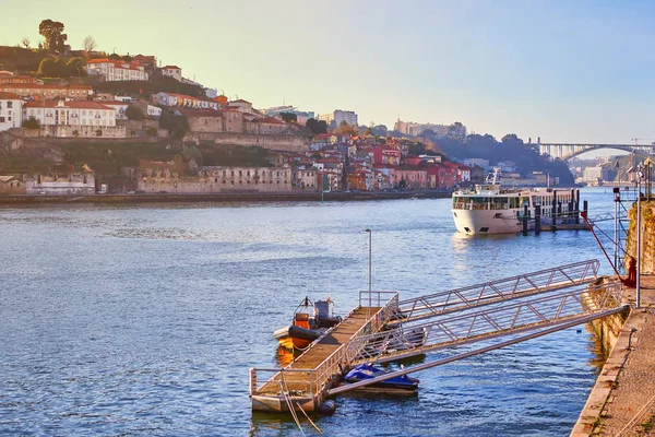 Barcos no rio Douro com vista para os telhados vermelhos do lado Villa Nova de Gaia, no Porto. Conceito de viagem mundial, turismo e turismo — Fotografia de Stock