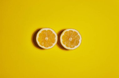 Sarı arka planda limon. Düz yatıyordu, üst görünüm, kopya alanı. Gıda konsepti.