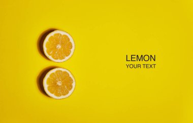 Sarı arka planda limon yapılmış yaratıcı düzeni. Düz yatıyordu, üst görünüm, kopya alanı. Gıda konsepti.
