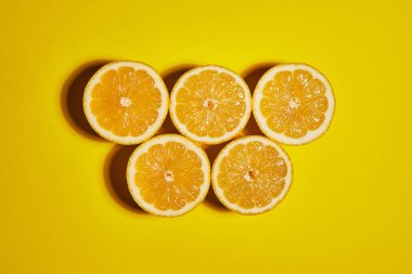 Sarı arka planda limon. Düz yatıyordu, üst görünüm, kopya alanı. Gıda konsepti.