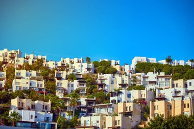 Bodrum, Türkiye: Beyaz kübik evler ile tipik Ege mimarisi  