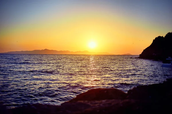 Bodrum, truthahn: wunderschöne meerlandschaft bei untergang über dem meer mit blauen und rosa pastellfarben. Urlaub im Freien Seenlandschaft Sommerreisekonzept — Stockfoto