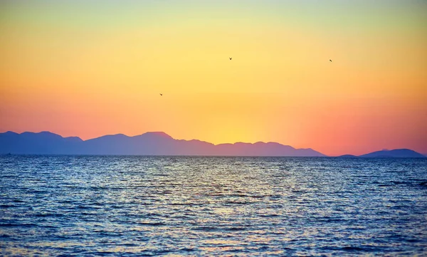 Bodrum, Turquía: Hermoso paisaje marino al atardecer sobre el mar con colores pastel azules y rosados. Vacaciones al aire libre Seascape Summer Travel Concept — Foto de Stock