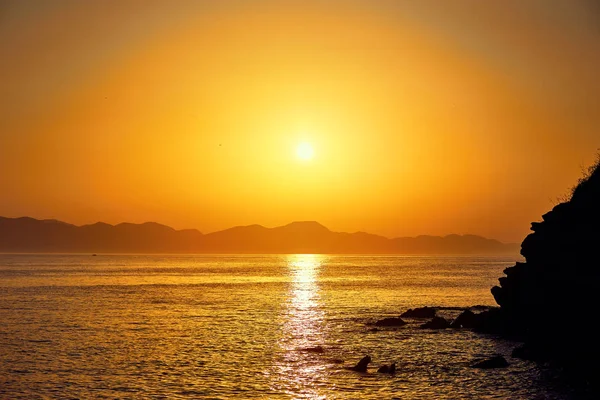 Bodrum, truthahn: wunderschöne meerlandschaft bei untergang über dem meer mit blauen und rosa pastellfarben. Urlaub im Freien Seenlandschaft Sommerreisekonzept — Stockfoto