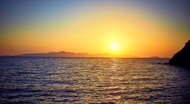Bodrum, Türkiye: Mavi ve pembe pastel renklerle gün batımında güzel deniz manzarası. Tatil Outdoors Seascape Yaz Seyahat Konsepti