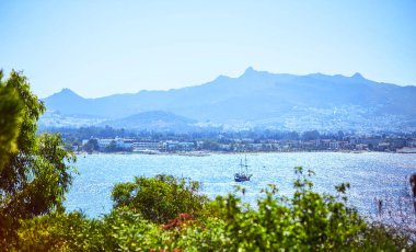  Bodrum, Türkiye: Güneşli bir günde mavi gökyüzü ile güzel deniz manzarası. Tatil Outdoors Seascape Yaz Seyahat Konsepti
