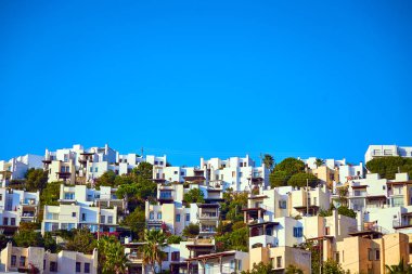 Bodrum, Türkiye: Beyaz kübik evler ile tipik Ege mimarisi  