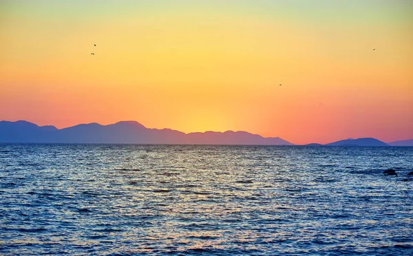 बोडरम, तुर्की: नीले और गुलाबी पेस्टल रंगों के साथ समुद्र के ऊपर सूर्यास्त पर सुंदर समुद्र दृश्य। अवकाश आउटडोर सीस्केप ग्रीष्मकालीन यात्रा अवधारणा — स्टॉक फ़ोटो, इमेज
