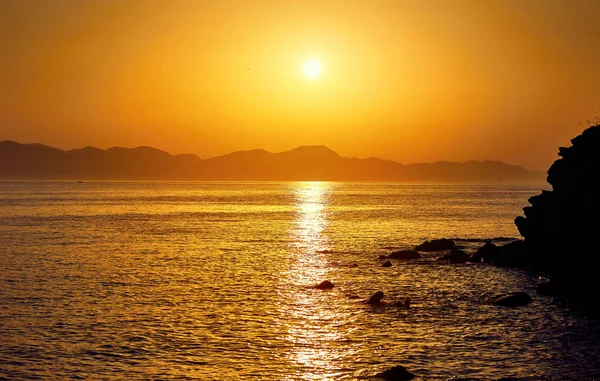 Bodrum, truthahn: wunderschöne meerlandschaft bei untergang über dem meer mit blauen und rosa pastellfarben. Urlaub im Freien Seenlandschaft Sommerreisekonzept — Stockfoto