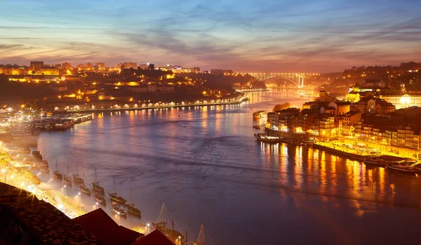 Oporto: panorama nocturno de Ribeira y el río Duero, Portugal — Foto de Stock