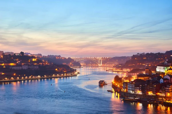 Oporto: panorama nocturno de Ribeira y el río Duero, Portugal — Foto de Stock