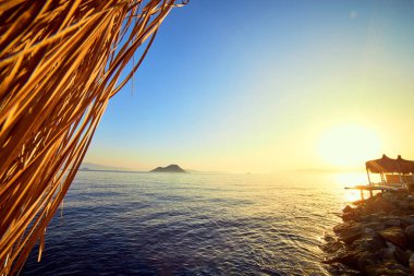 Bodrum, Türkiye: Mavi ve pembe pastel renklerle gün batımında güzel deniz manzarası. Tatil Outdoors Yaz Seyahat Konsepti