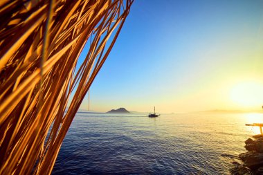Bodrum, Türkiye: Mavi ve pembe pastel renklerle gün batımında güzel deniz manzarası. Tatil Outdoors Yaz Seyahat Konsepti