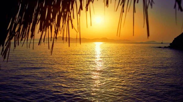 Bodrum, Turquia: Bela paisagem marinha ao pôr-do-sol sobre o mar com cores pastel azul e rosa. Férias ao ar livre Summer Travel Concept — Fotografia de Stock