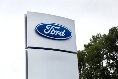 07 Ağustos 2017 - Vinnitsa, Ukrayna. Bir stand üzerinde Ford logosu Showroom