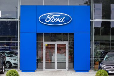 07 Ağustos 2017 - Vinnitsa, Ukrayna. Bir stand üzerinde Ford logosu Showroom