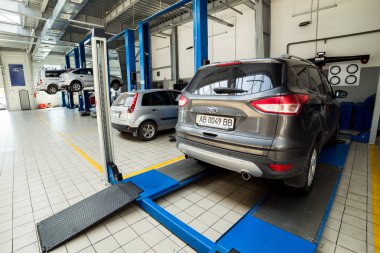 Vinnitsa, Ukrayna - 01 Ağustos 2017. Araç bakım sürecinde servis merkezi