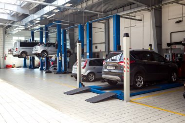 Vinnitsa, Ukrayna - 01 Ağustos 2017. Araç bakım sürecinde servis merkezi