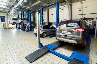 Vinnitsa, Ukrayna - 01 Ağustos 2017. Araç bakım sürecinde servis merkezi