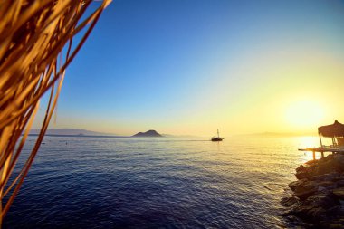 Bodrum, Türkiye: Mavi ve pembe pastel renklerle gün batımında güzel deniz manzarası. Tatil Outdoors Yaz Seyahat Konsepti