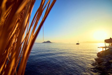 Bodrum, Türkiye: Mavi ve pembe pastel renklerle gün batımında güzel deniz manzarası. Tatil Outdoors Yaz Seyahat Konsepti