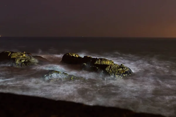 Θυελλώδεις καιρικές συνθήκες και κύματα το βράδυ στον Ατλαντικό ωκεανό — Φωτογραφία Αρχείου