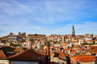Porto'daki geleneksel tarihi binaların çarpıcı panoramik havadan görünümü. Kırmızı kiremit çatılı vintage evler. Portekiz ünlü turistik yer ve seyahat hedef