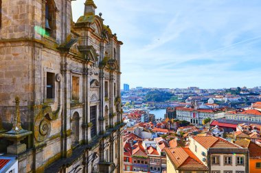 Porto'daki geleneksel tarihi binaların çarpıcı panoramik havadan görünümü. Kırmızı kiremit çatılı vintage evler. Portekiz ünlü turistik yer ve seyahat hedef