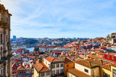 Porto'daki geleneksel tarihi binaların çarpıcı panoramik havadan görünümü. Kırmızı kiremit çatılı vintage evler. Portekiz ünlü turistik yer ve seyahat hedef