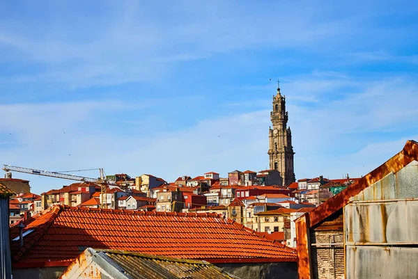 Prachtig panoramisch lucht beeld van traditionele historische gebouwen in Porto. Vintage huizen met rode dakpannen. Beroemde toeristische plaats en reisbestemming in Portugal — Stockfoto
