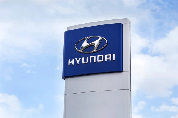 01 de agosto de 2017 - Vinnitsa, Ucrânia. Showroom de logotipo Hyundai em um estande — Fotografia de Stock