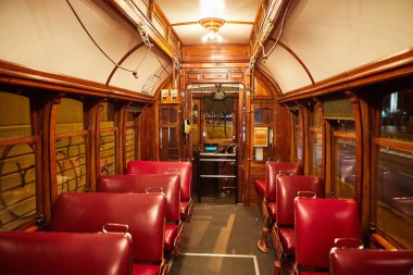 Porto, Portekiz - Geleneksel sarı portekiztramvayCloseup görünümü. Eski bir ünlü asansör ün iç # 28