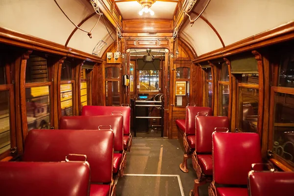 Oporto, Portugal - Vista de cerca de un tranvía tradicional portugués amarillo. Interior de un antiguo ascensor famoso # 28 — Foto de Stock